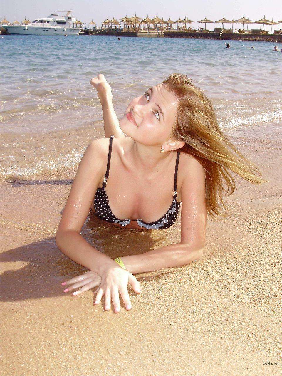 Private Nude Beach Photo of Amateur Girl: XXX Explicit Vacation Snapshot