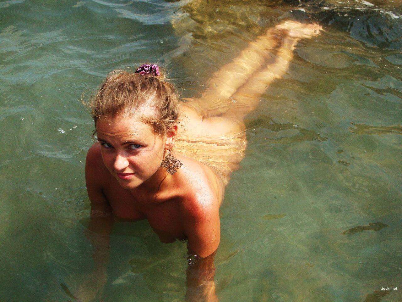 Private Nude Beach Photo of Amateur Girl: XXX Explicit Vacation Snapshot