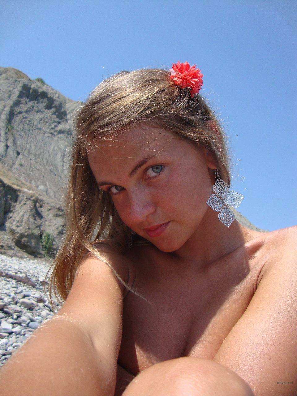 Private Nude Beach Photo of Amateur Girl: XXX Explicit Vacation Snapshot