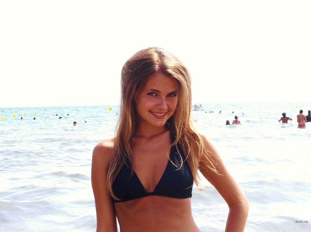 Private Nude Beach Photo of Amateur Girl: XXX Explicit Vacation Snapshot