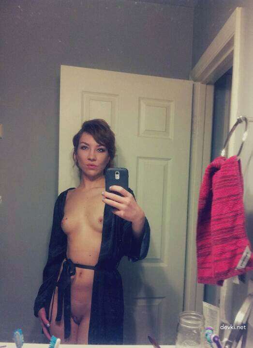Explicit Amateur Erotic Photos of Cute Girl in Private Pictures