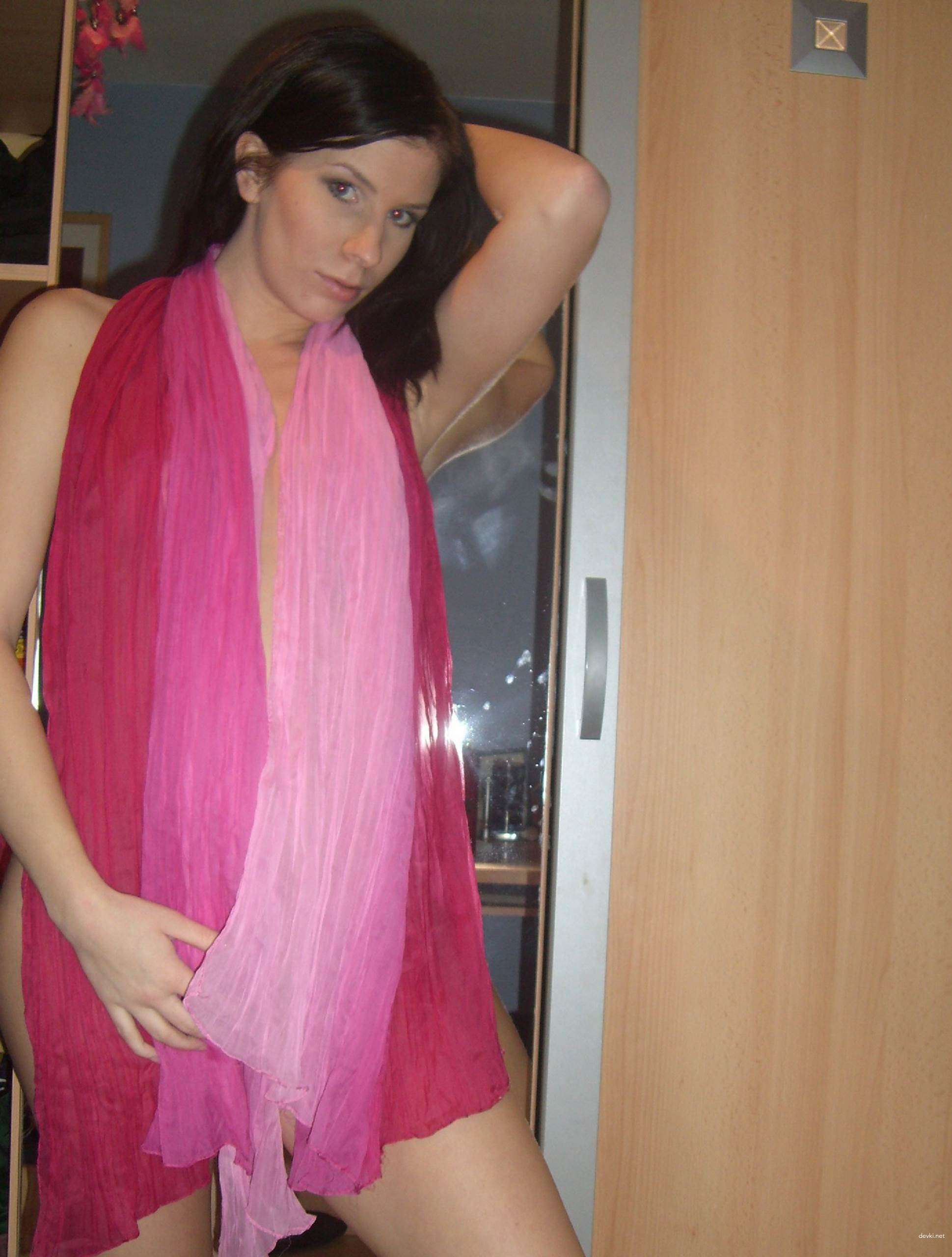 Seductive Amateur Woman in Explicit Porn Photos - Hot and Naughty!