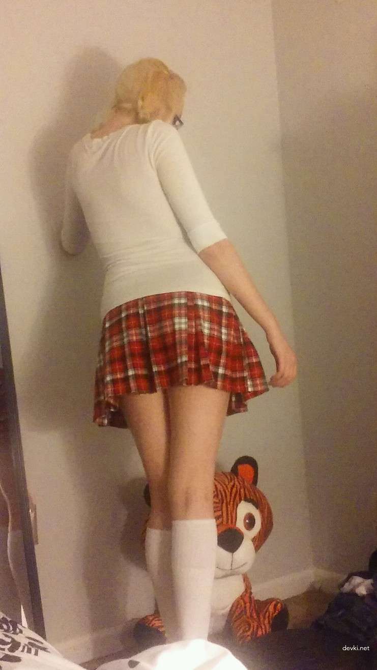 Sexy College Student Goes Commando in Amateur Porn Pic