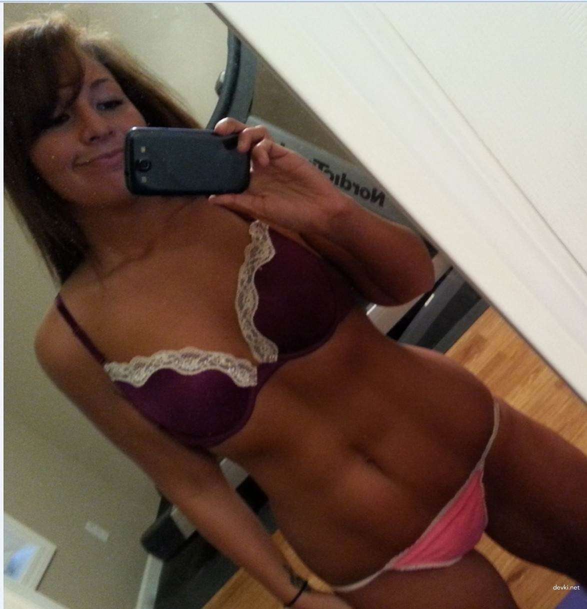 Fitness Girl Exposes Herself Nude - Amateur Porn Photo