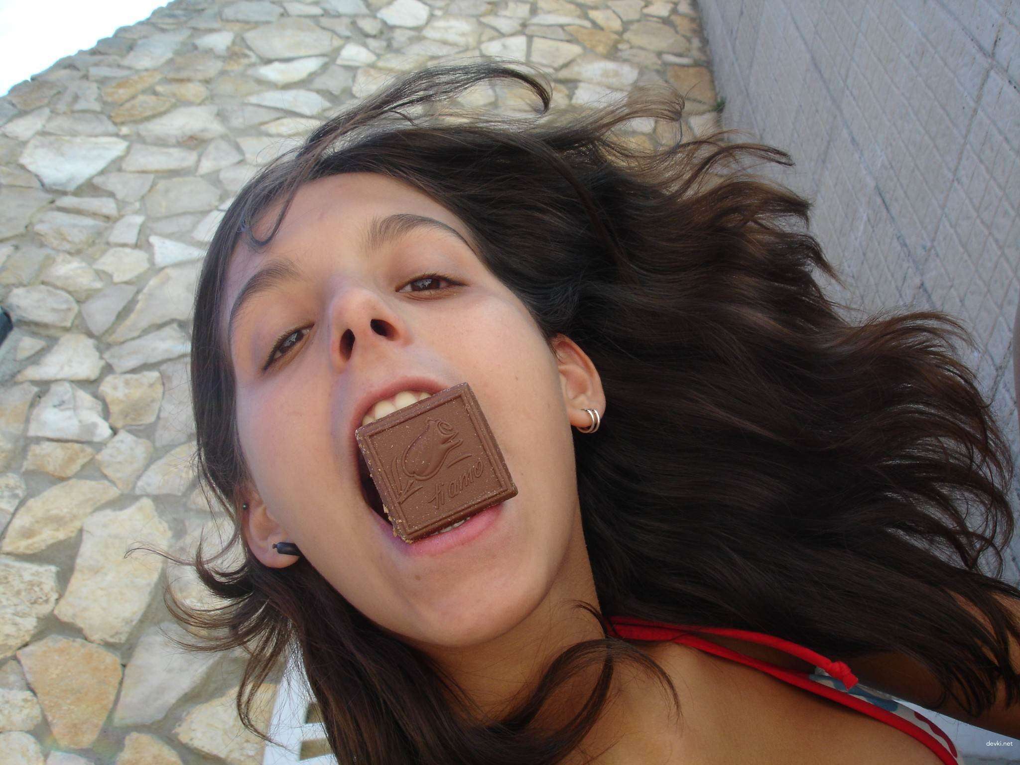 Interracial Amateur Porn: Horny Ebony Teen Gets Naughty in Explicit Photoshoot