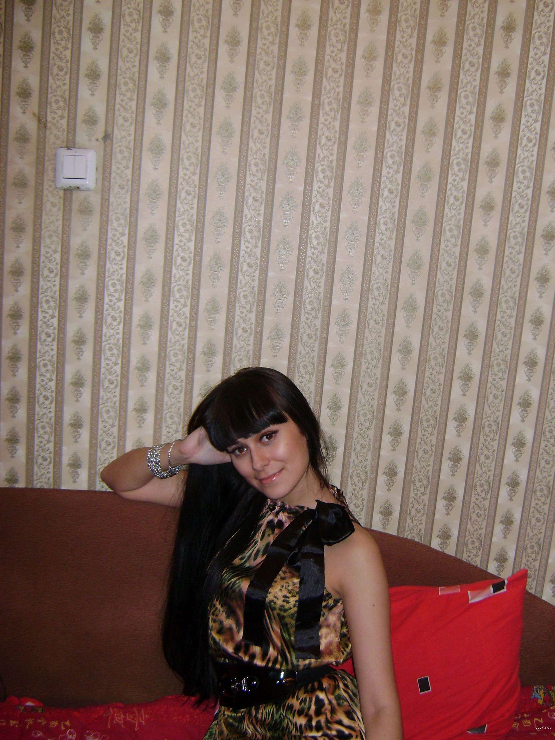 Amateur Girl Poses Showing Her Pussy - Explicit Amateur Photo Shoot