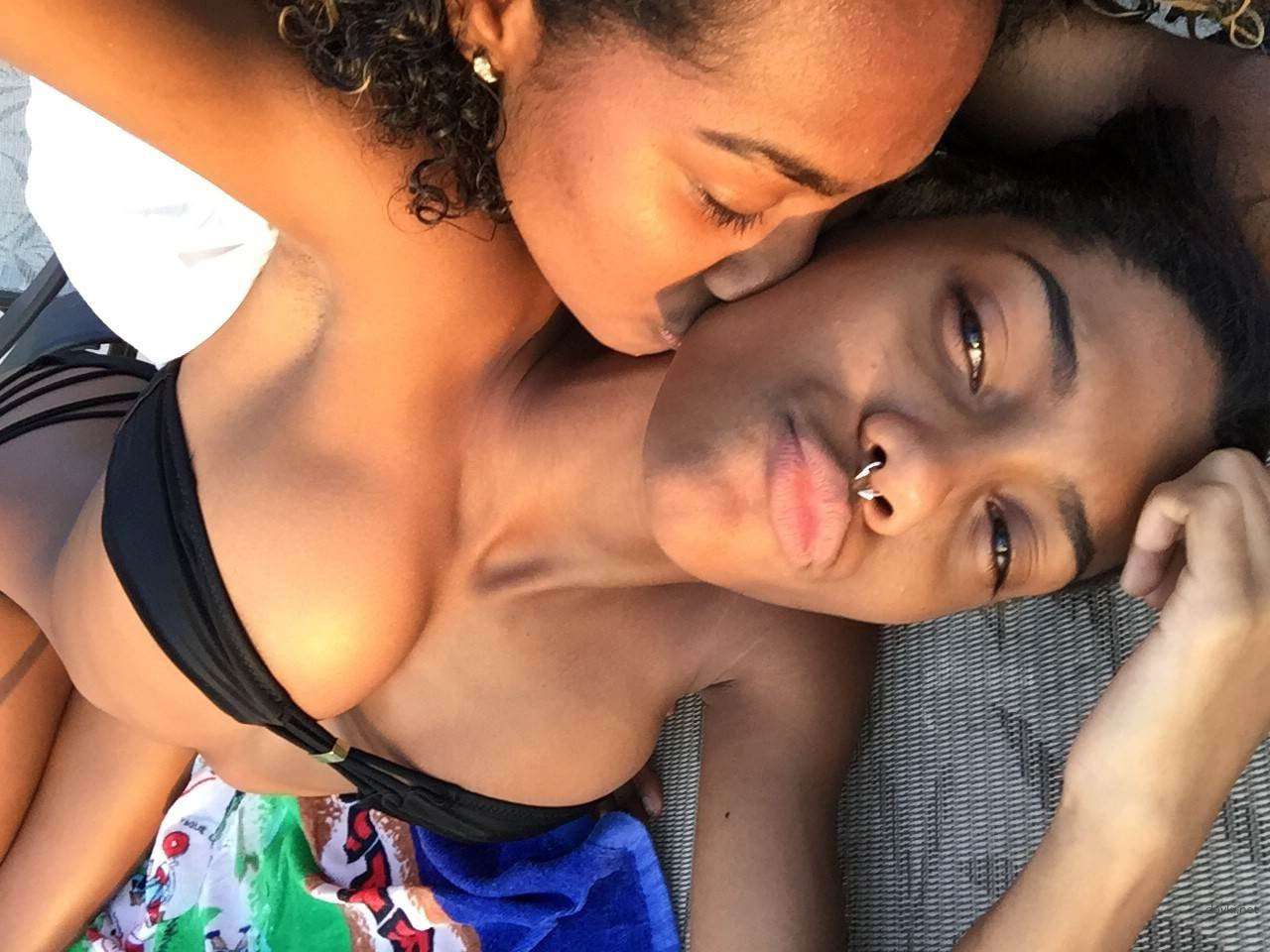 Naked Selfie: Hot Amateur Girl Poses Nude for Explicit Photo Shoot