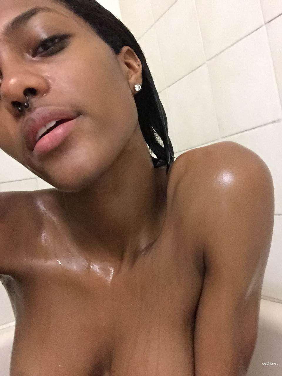 Naked Selfie: Hot Amateur Girl Poses Nude for Explicit Photo Shoot