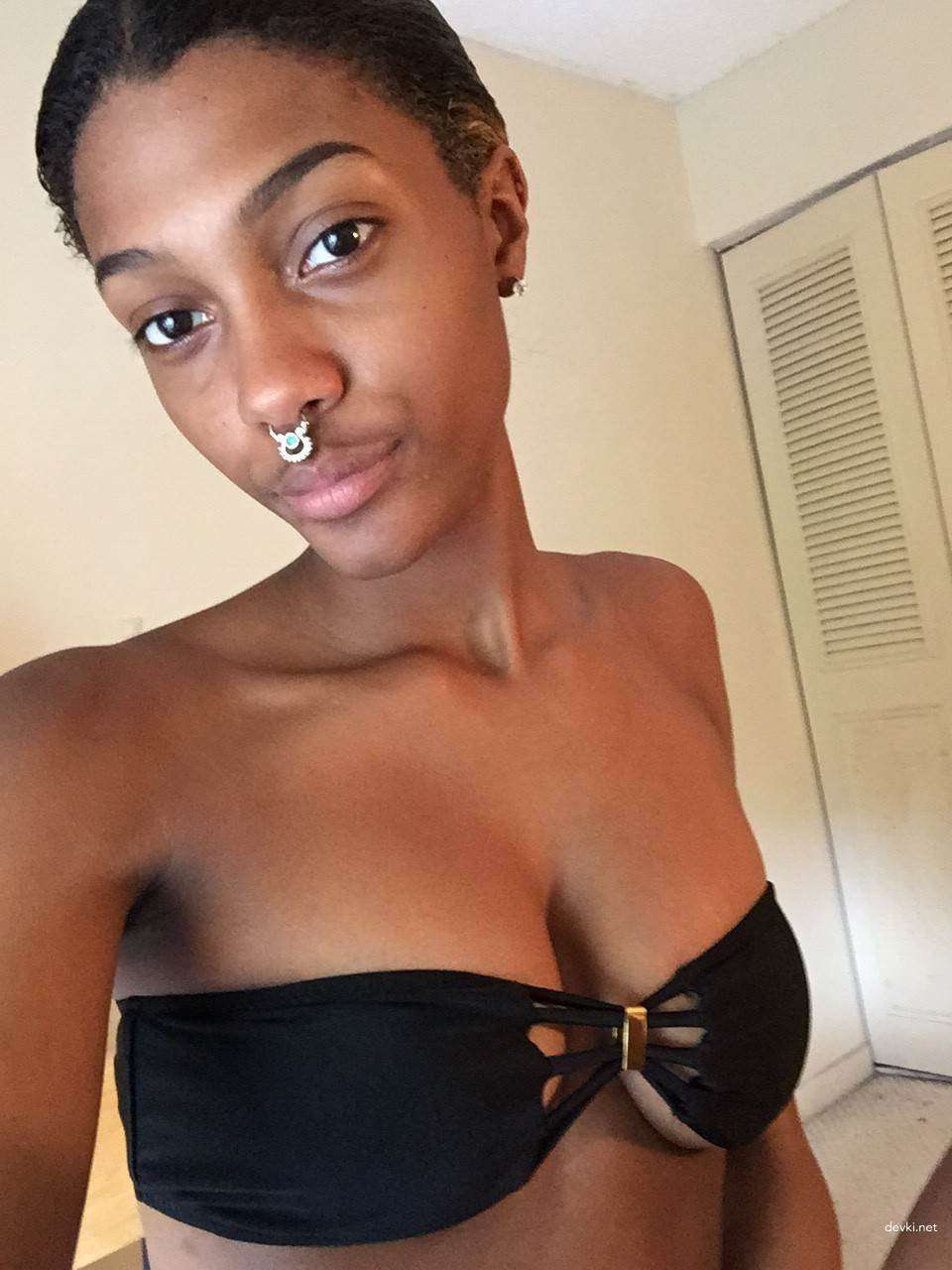 Naked Selfie: Hot Amateur Girl Poses Nude for Explicit Photo Shoot