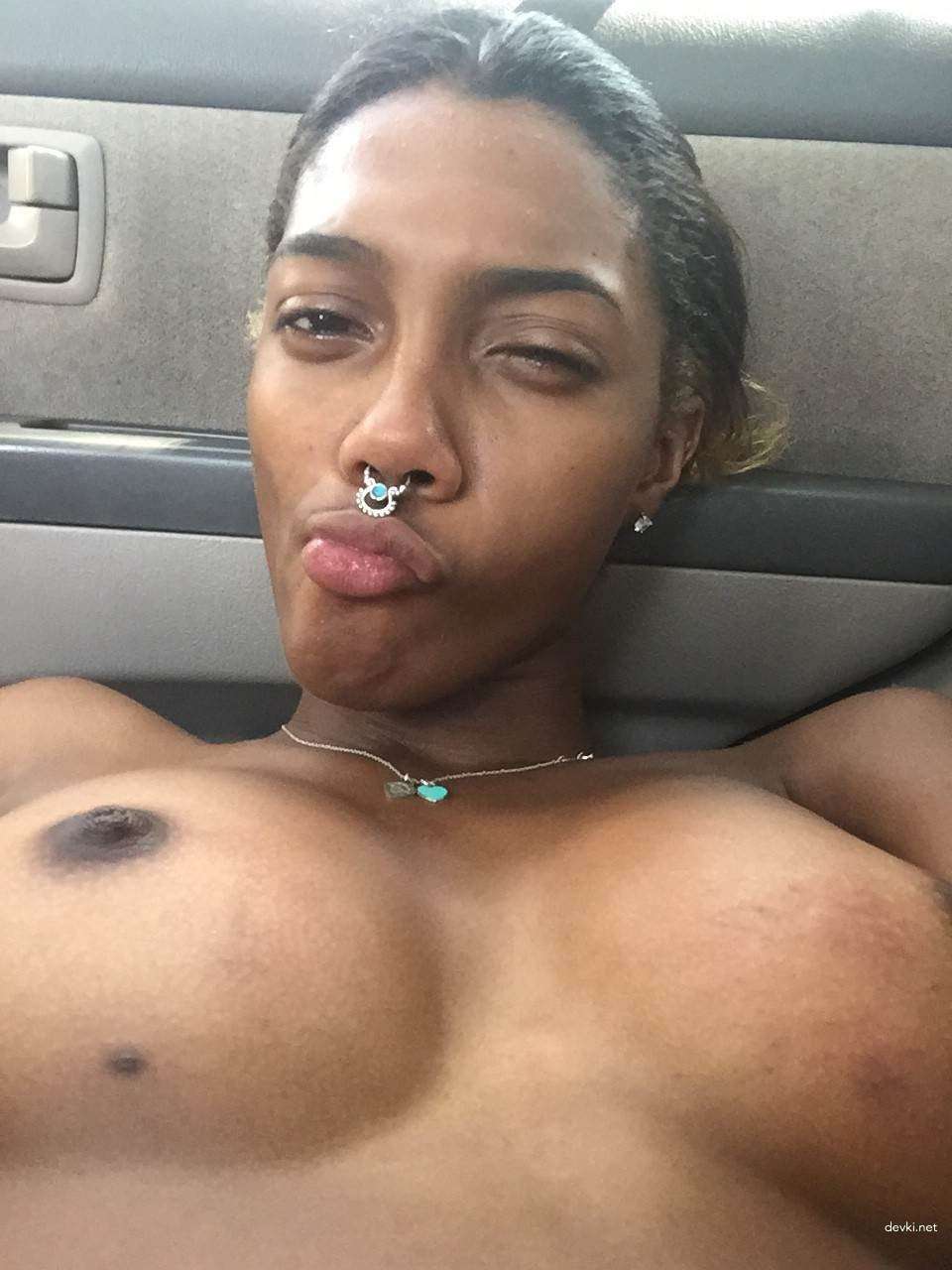 Naked Selfie: Hot Amateur Girl Poses Nude for Explicit Photo Shoot