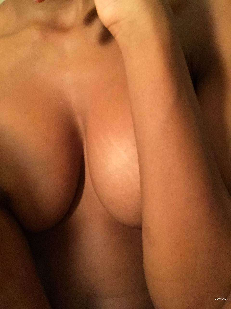 Naked Selfie: Hot Amateur Girl Poses Nude for Explicit Photo Shoot