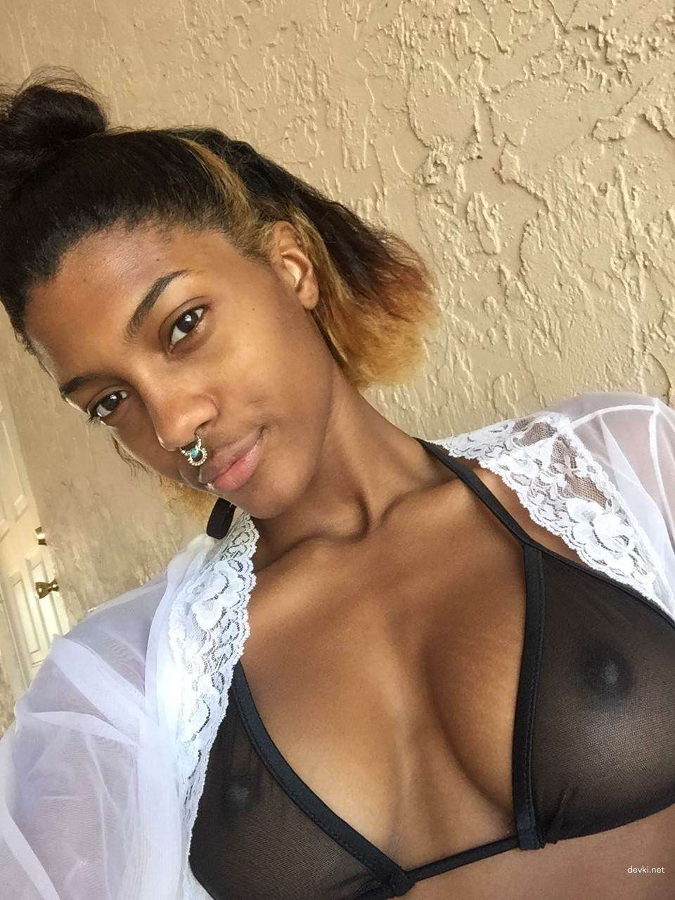 Naked Selfie: Hot Amateur Girl Poses Nude for Explicit Photo Shoot
