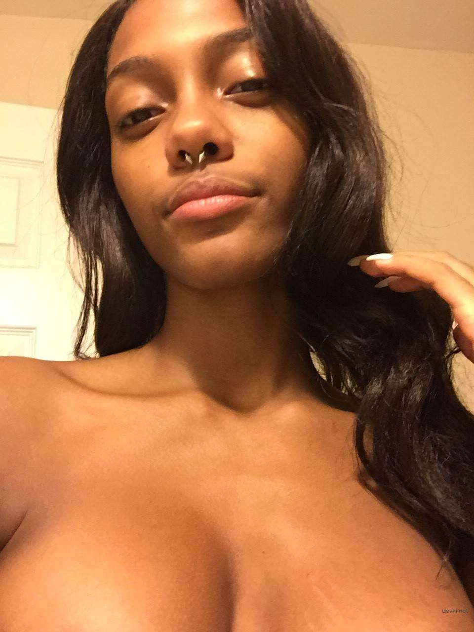 Naked Selfie: Hot Amateur Girl Poses Nude for Explicit Photo Shoot