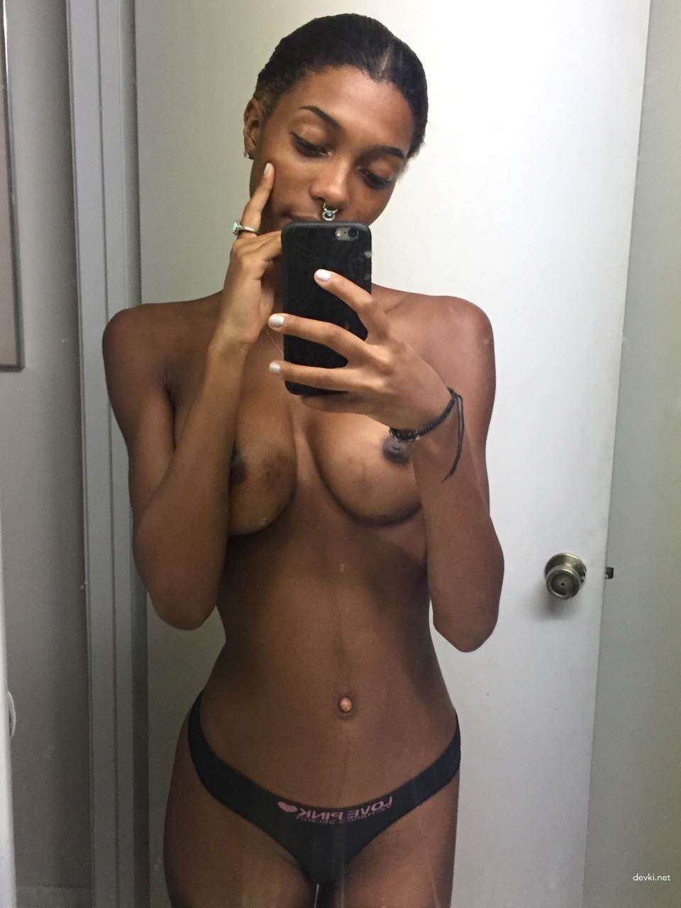 Naked Selfie: Hot Amateur Girl Poses Nude for Explicit Photo Shoot