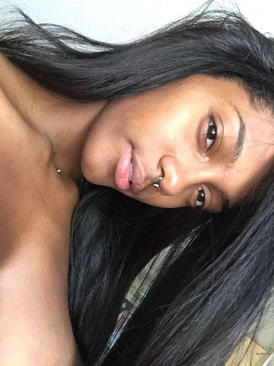 Naked Selfie: Hot Amateur Girl Poses Nude for Explicit Photo Shoot
