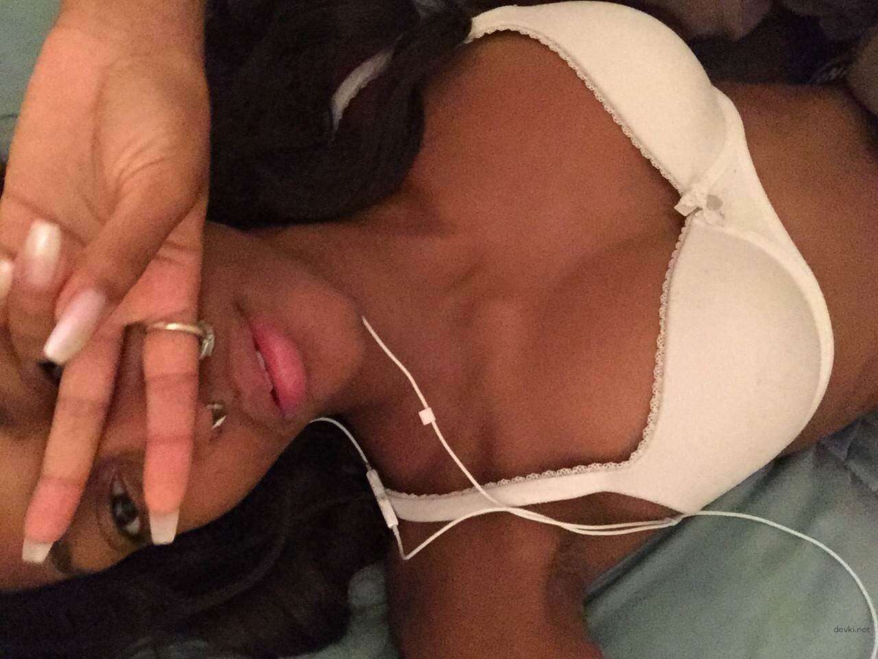 Naked Selfie: Hot Amateur Girl Poses Nude for Explicit Photo Shoot