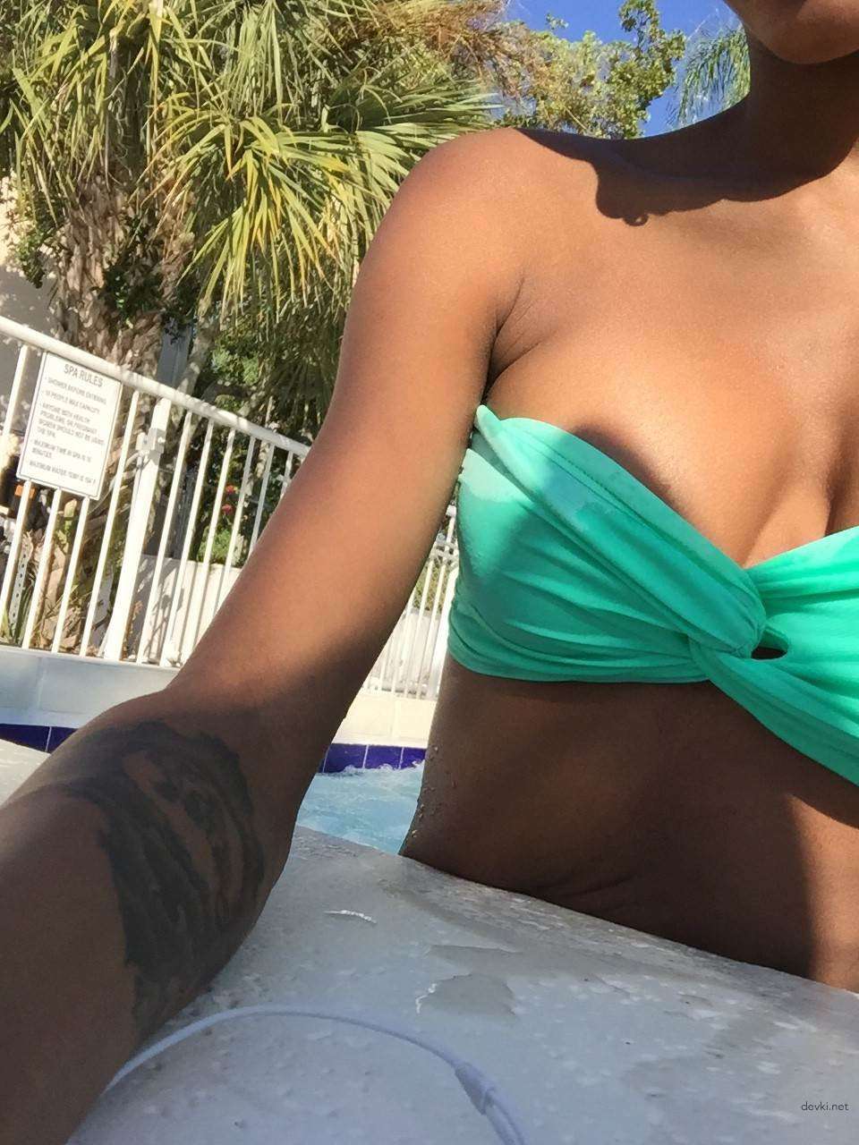 Naked Selfie: Hot Amateur Girl Poses Nude for Explicit Photo Shoot