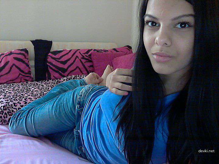 Sizzling Amateur Mulatto Babe Exposed in Explicit Porn Photos