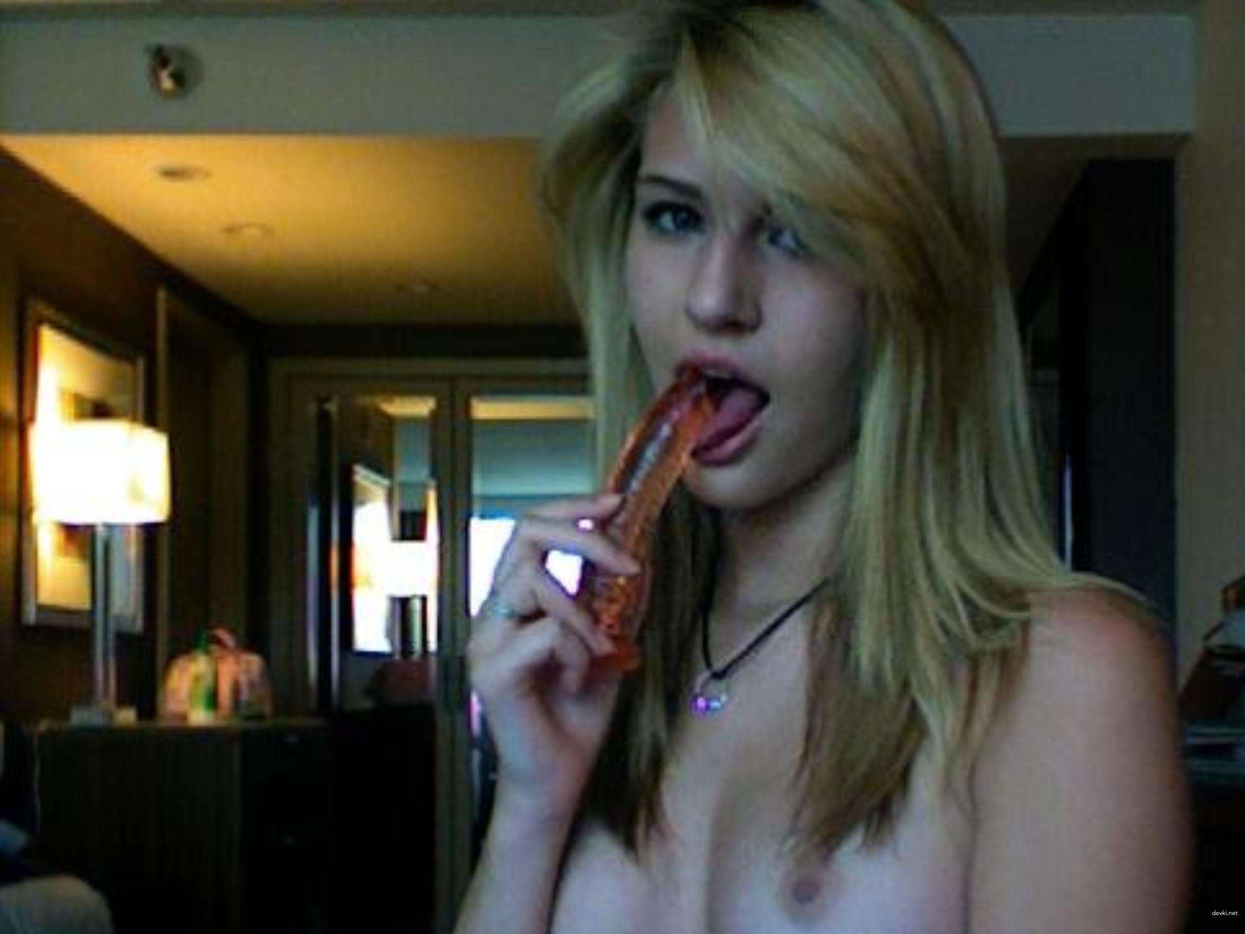 Sexy Amateur Girl Loves Showing Off Naked Body
