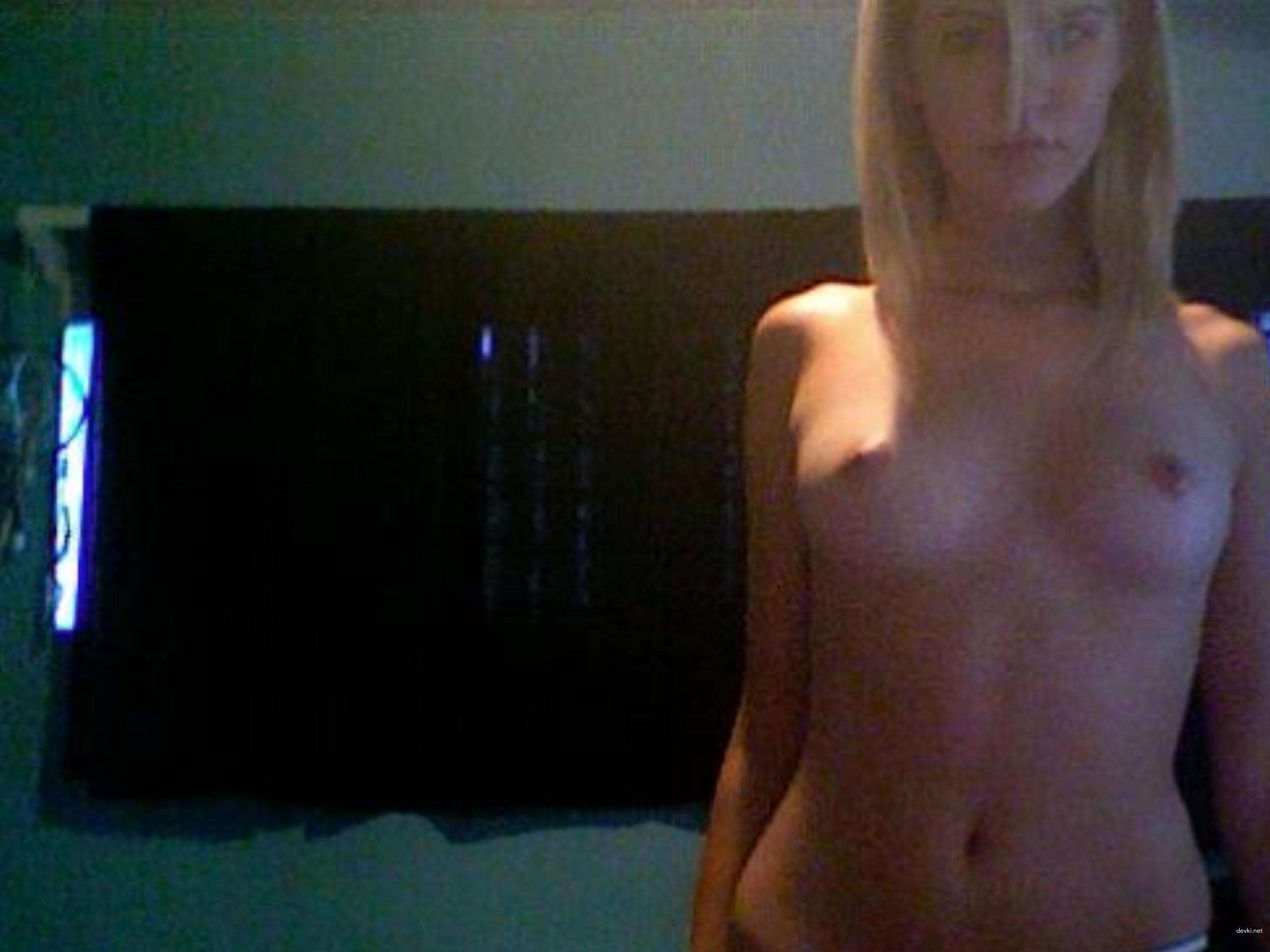 Sexy Amateur Girl Loves Showing Off Naked Body