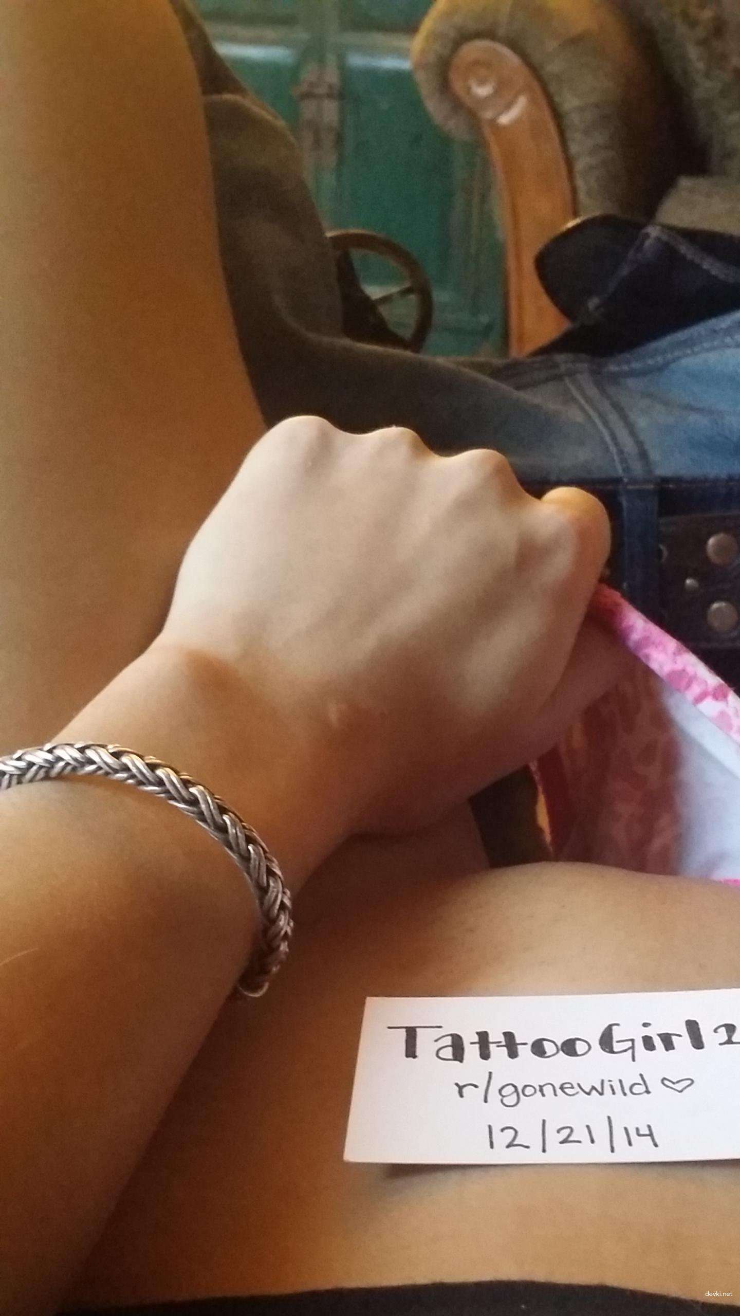 Fit Girl Poses Nude - Athletic Amateur Porn Pics