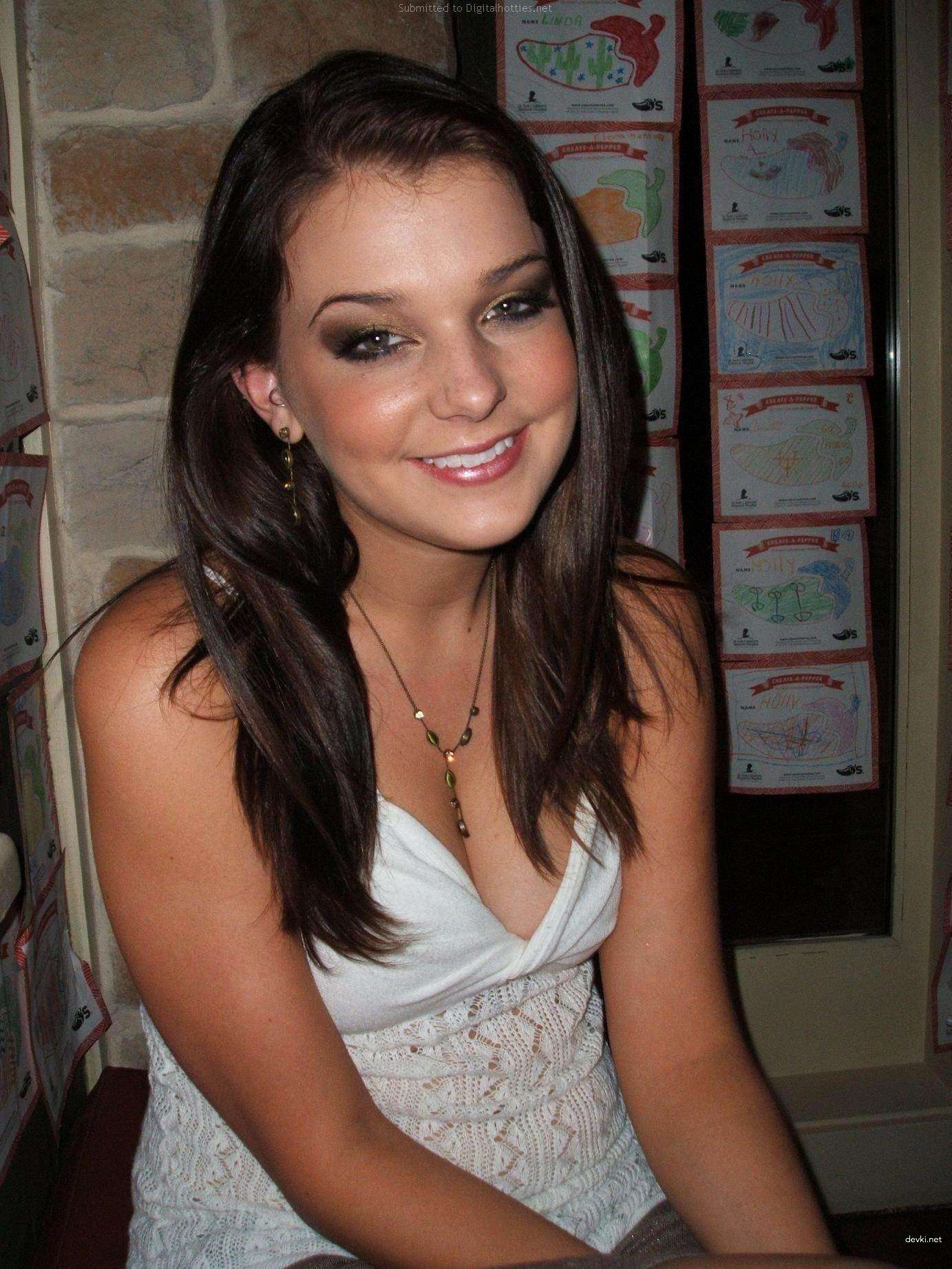 Hot Brunette Amateur Sex Photos: XXX Action with Sexy Babe