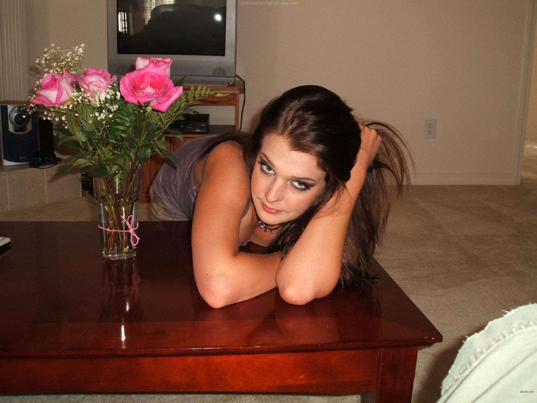 Hot Brunette Amateur Sex Photos: XXX Action with Sexy Babe