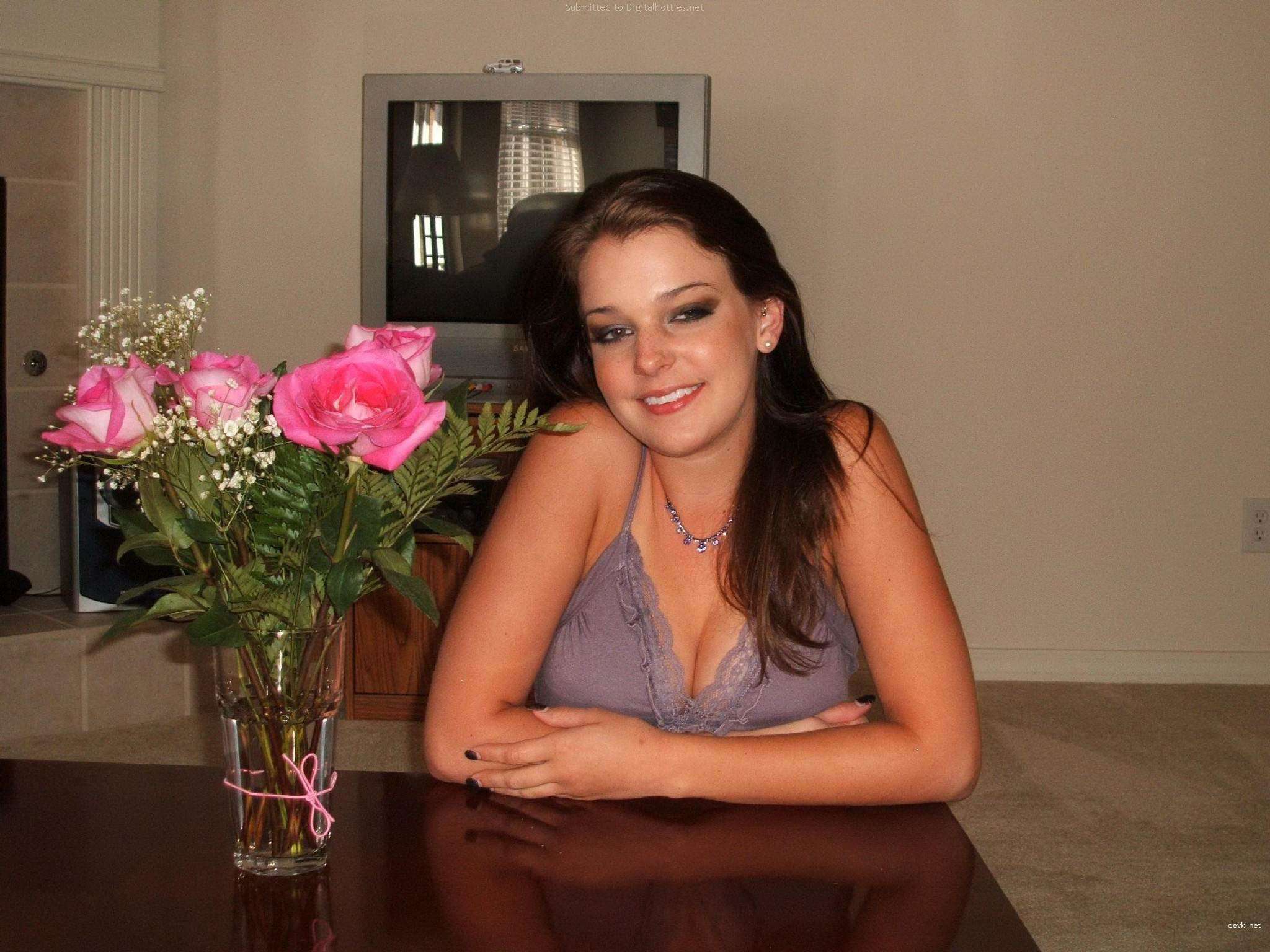 Hot Brunette Amateur Sex Photos: XXX Action with Sexy Babe