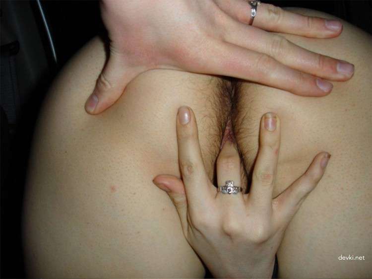 Curvy Girl in Bed: Explicit Amateur Porn Photos