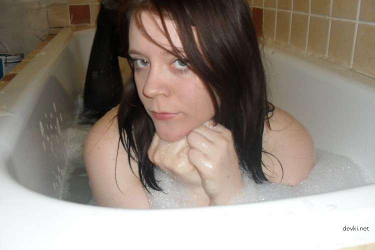 Hot Amateur Masturbates in Bathroom - Explicit Solo Porn Pics