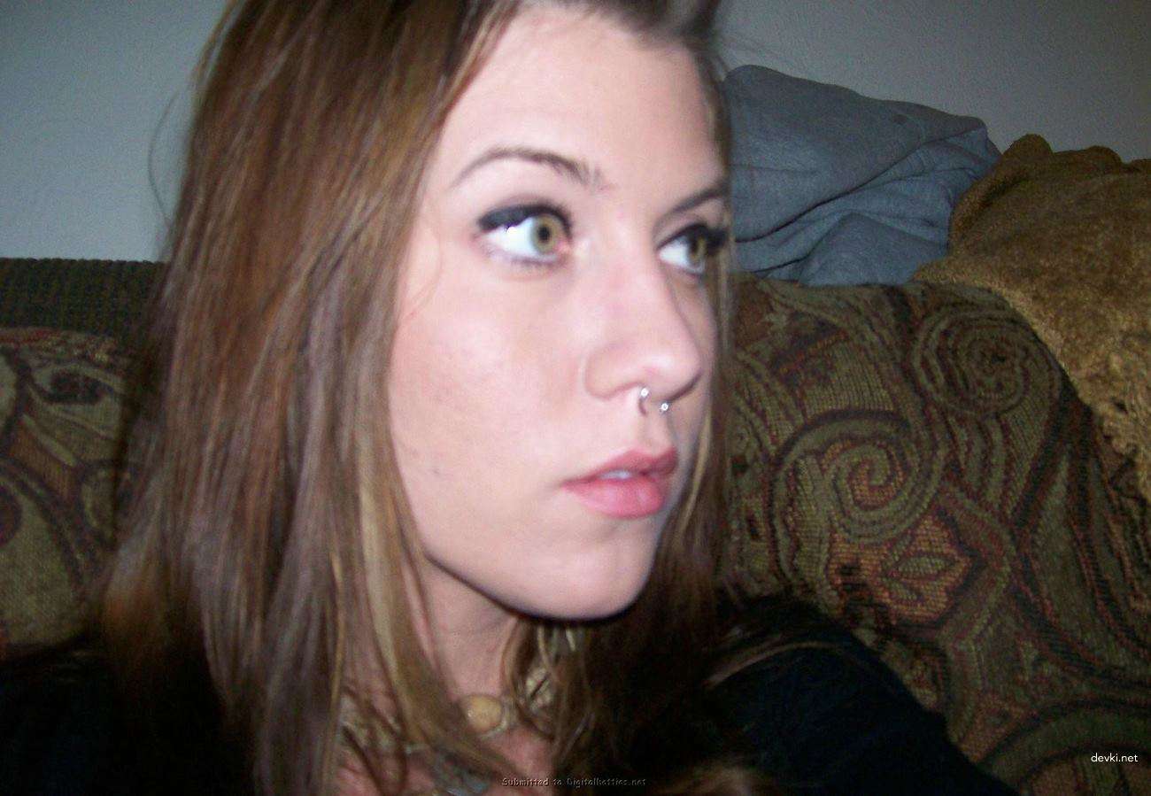 Amateur Slut Gives Herself to Guy: Hardcore Porn Photo