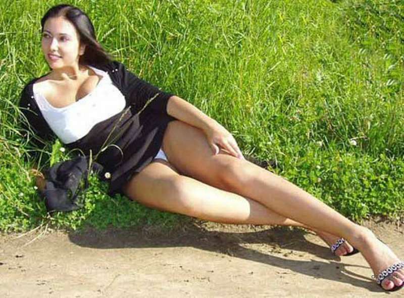 Amateur Bride and Bridesmaid Explicit Photoshoot: Hot Lesbian Action!