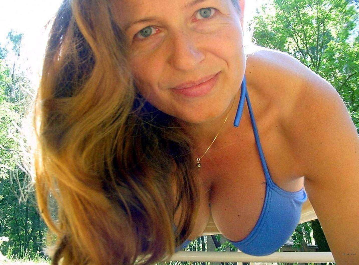 Kinky Wife with Massive Tits in Amateur Porn Photo Shoot