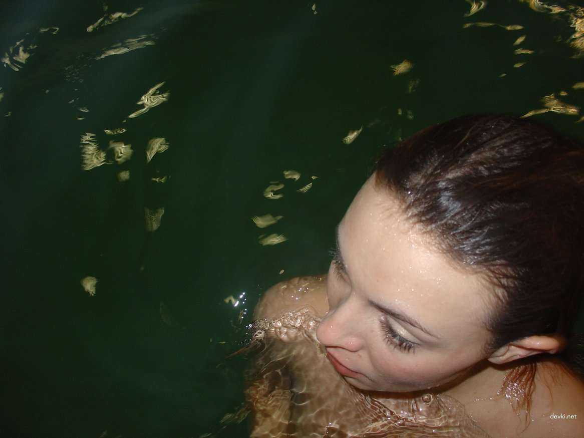 Explicit Nude Photos of Amateur Girlfriend in Sauna