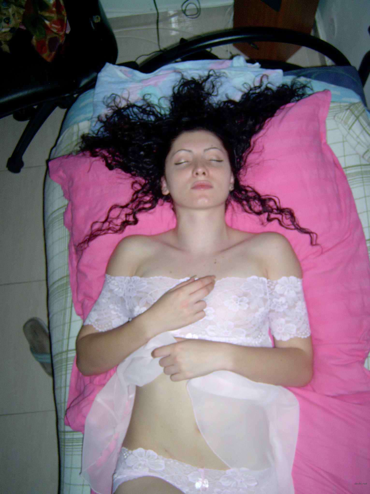 Explicit Nude Photoshoot with Amateur Girl - Uncensored XXX Images