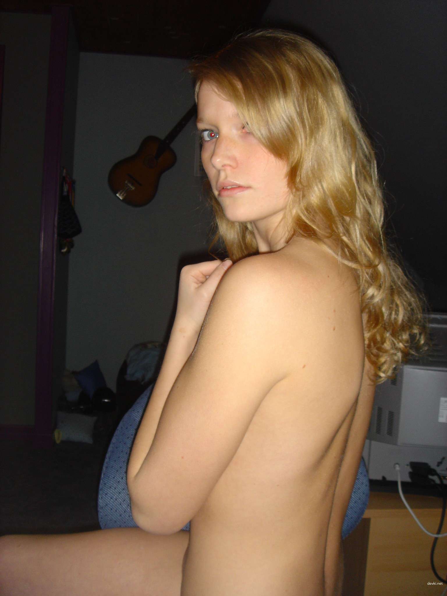 2005 Blonde Amateur Porn Pics: Explicit Photoshoot Report