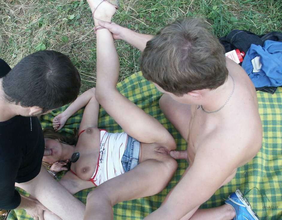 Double Penetration Amateur Porn: Slut Takes Two Cocks in Holes