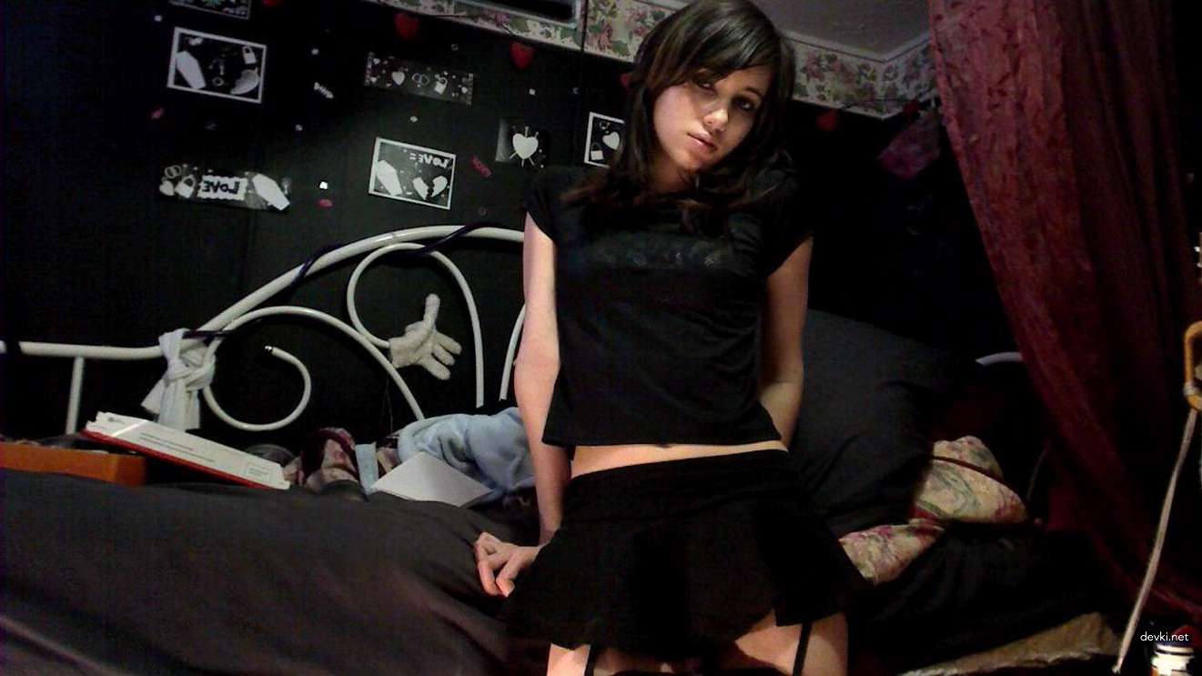 Naked babe pleasures herself on webcam - explicit amateur porn photo