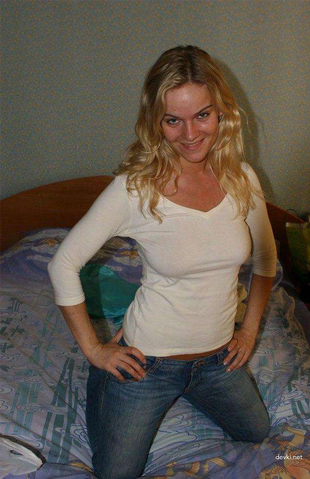 Curly Blonde Amateur Strips - Explicit Nude Photos