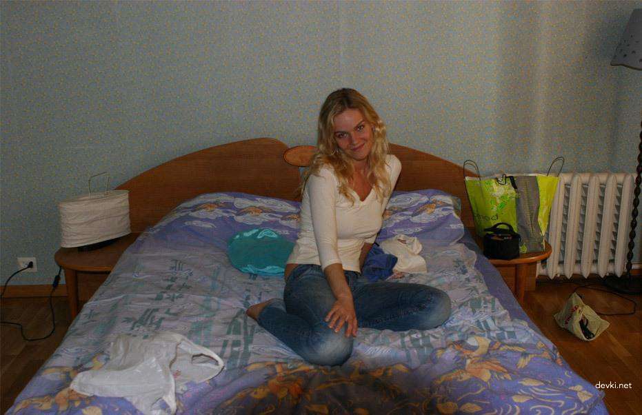 Curly Blonde Amateur Strips - Explicit Nude Photos