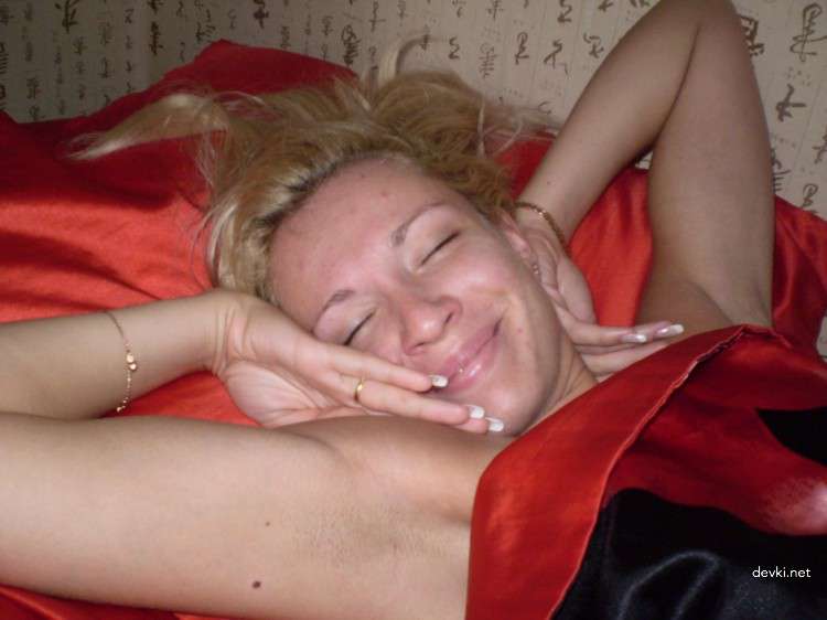 Experienced Blonde MILF Masturbates with Vibrator - Amateur Porn Photo