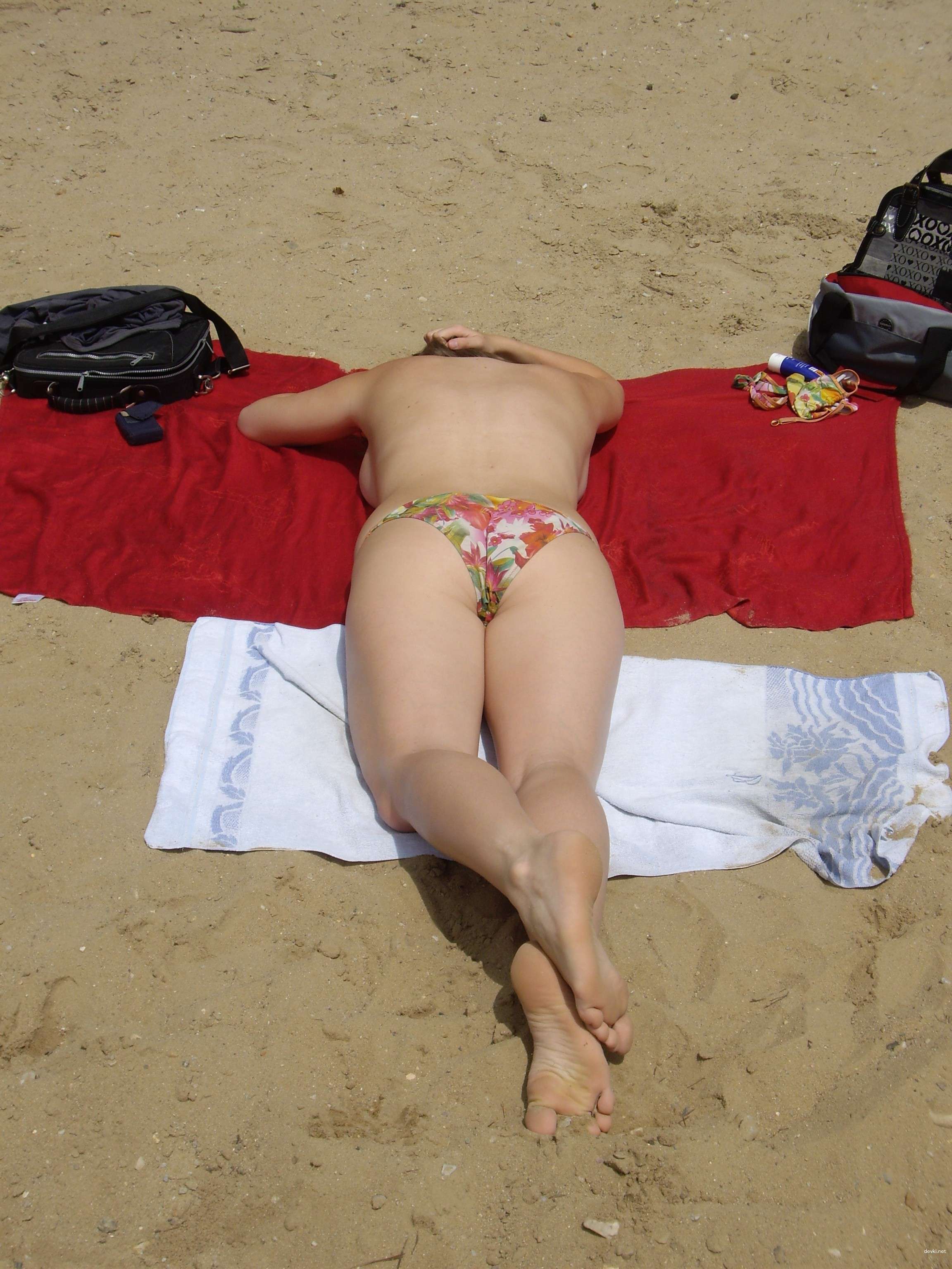 Naked Girl Exposed in Explicit Amateur Porn Photo Shoot