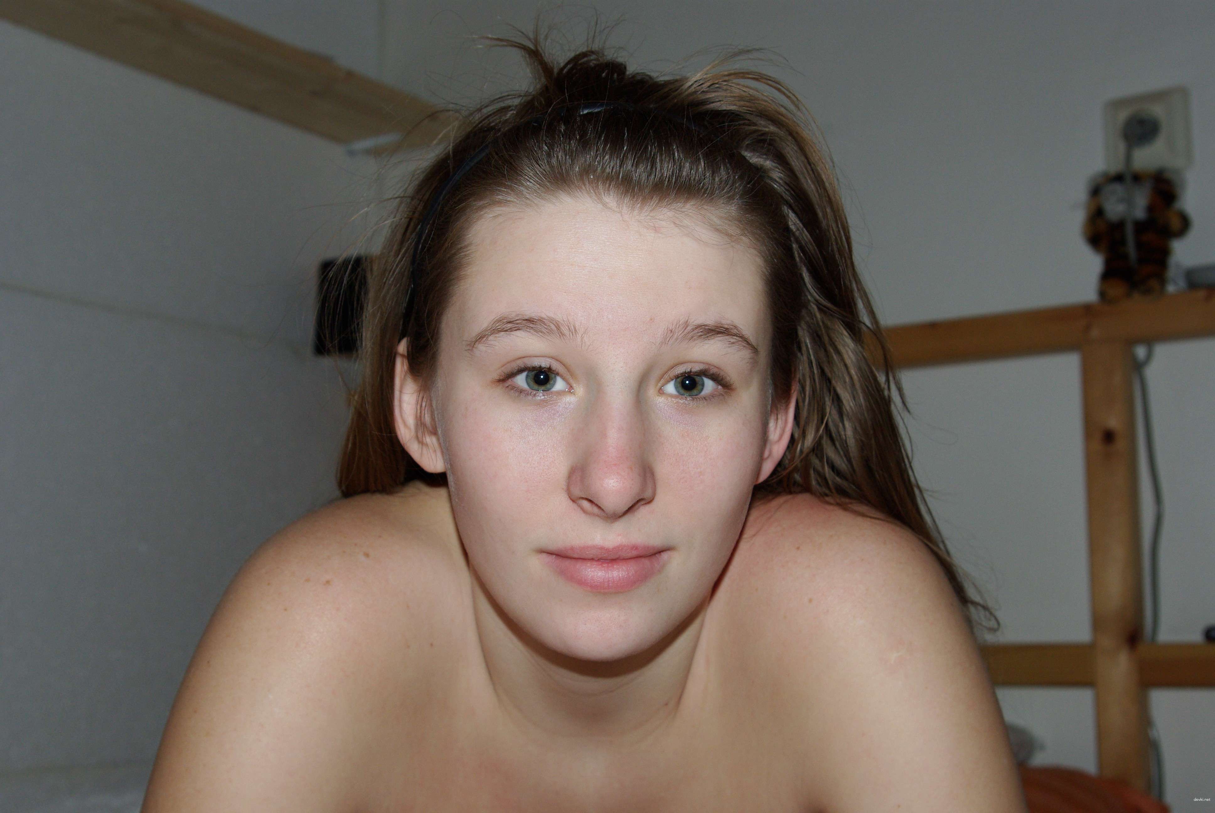 Naked Girl Exposed in Explicit Amateur Porn Photo Shoot