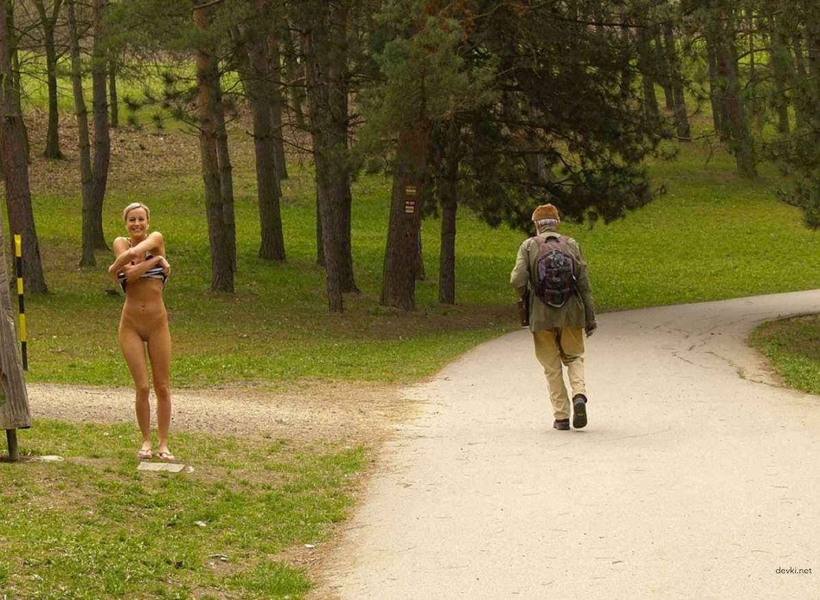 Explicit Blonde Nude Walking in Park - Amateur Outdoor Porn