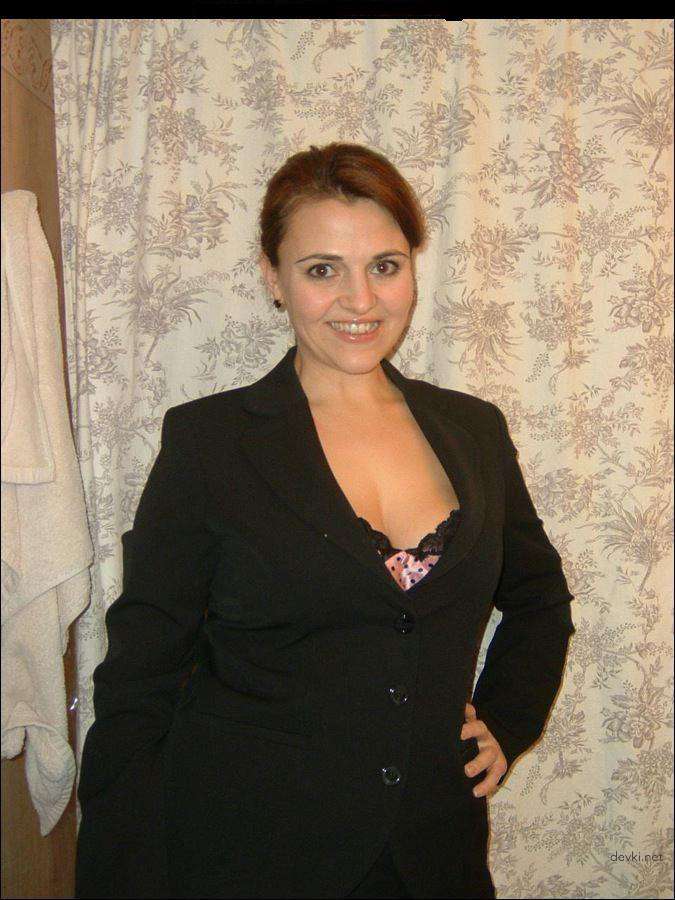 Hot MILF Gets Fucked at Home: Amateur Porn Photo