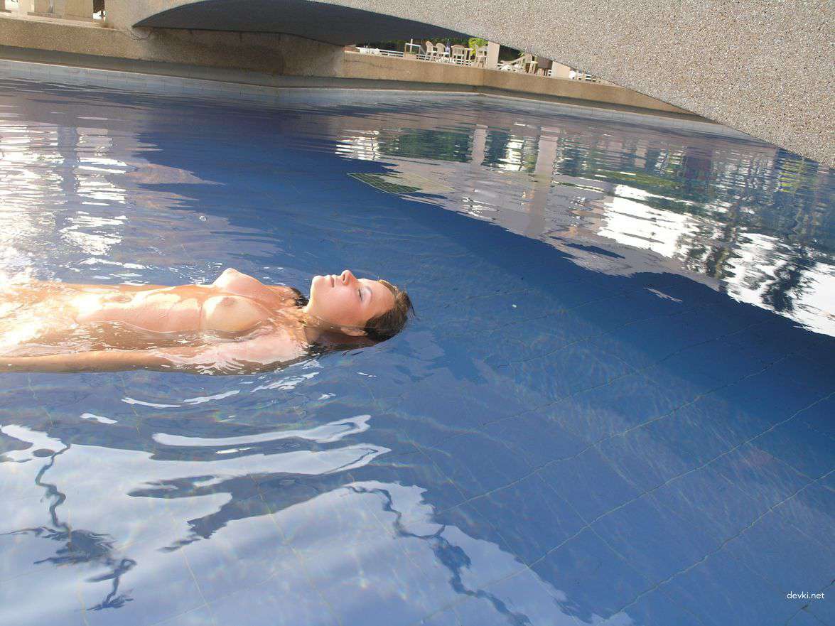 Sexy Bikini Amateur Girl: Hot and Steamy Beach Photo