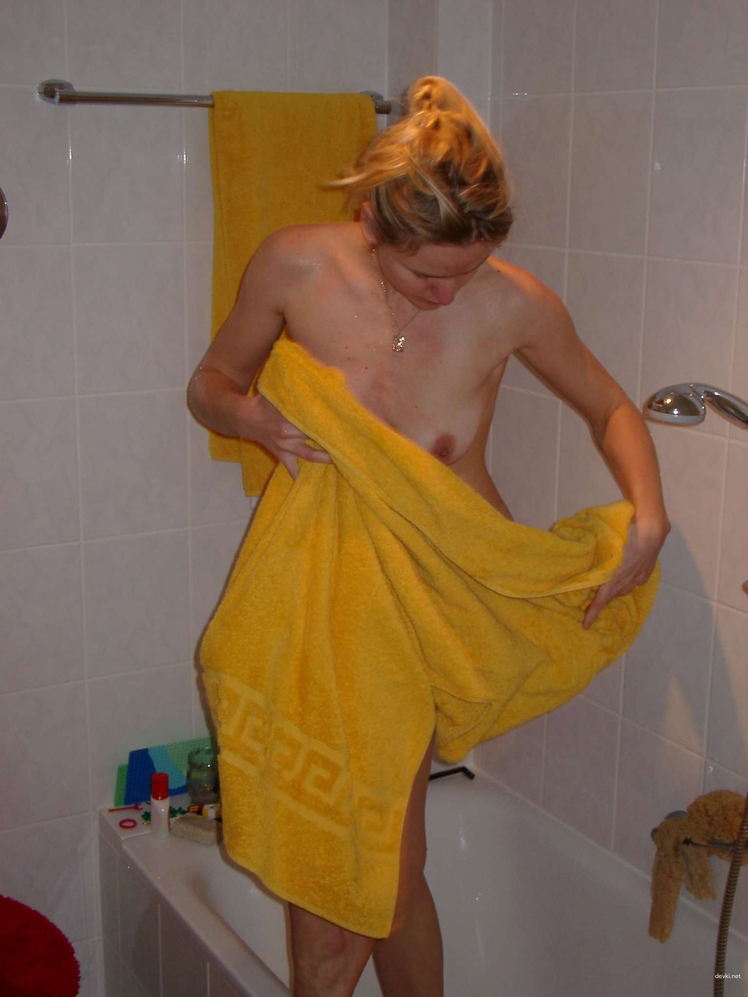 Naughty Blonde Amateur Strips Nude in Explicit Porn Photos