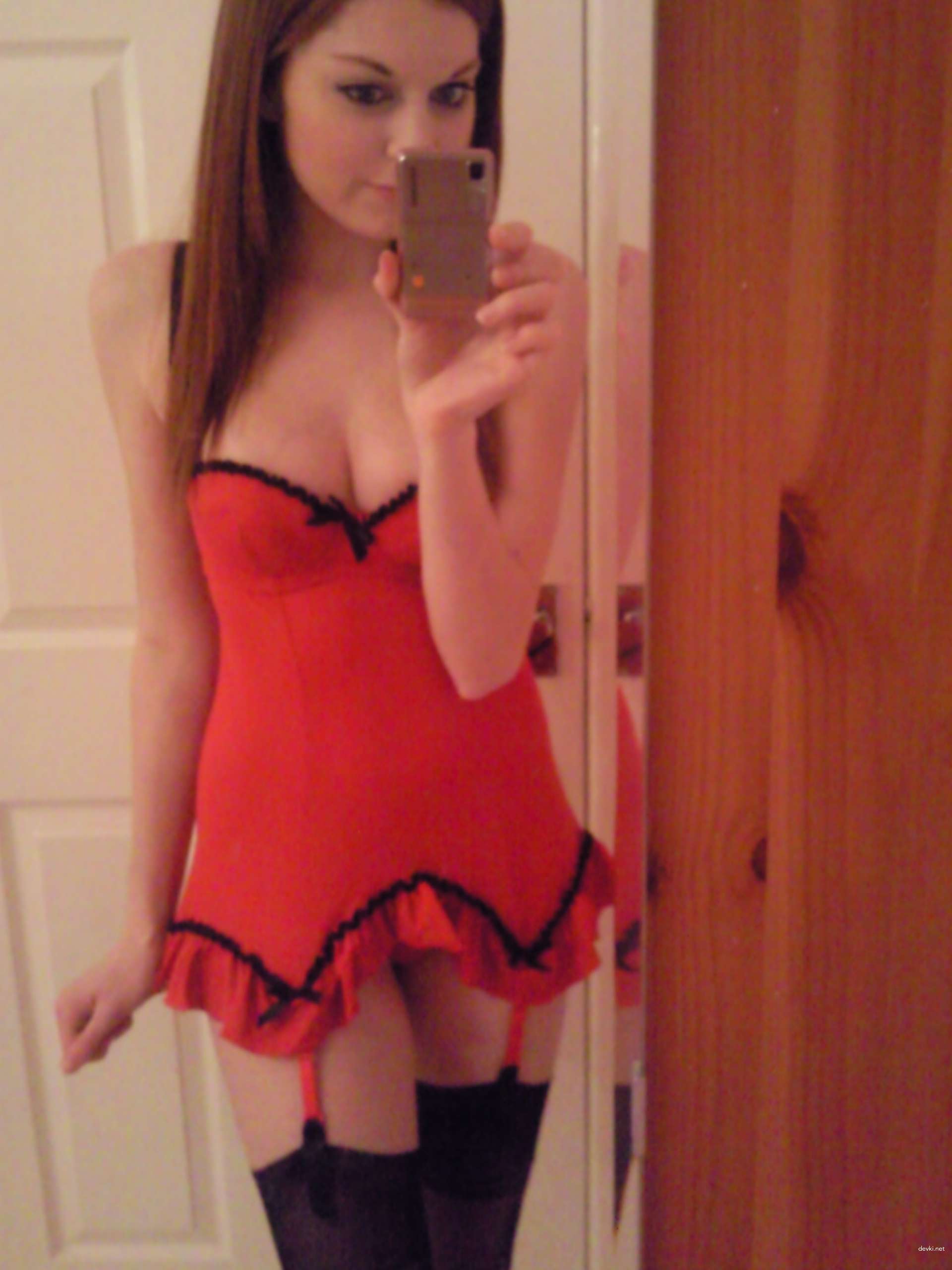 Sultry Selfie: Hot Girl Takes Naughty Photos of Herself
