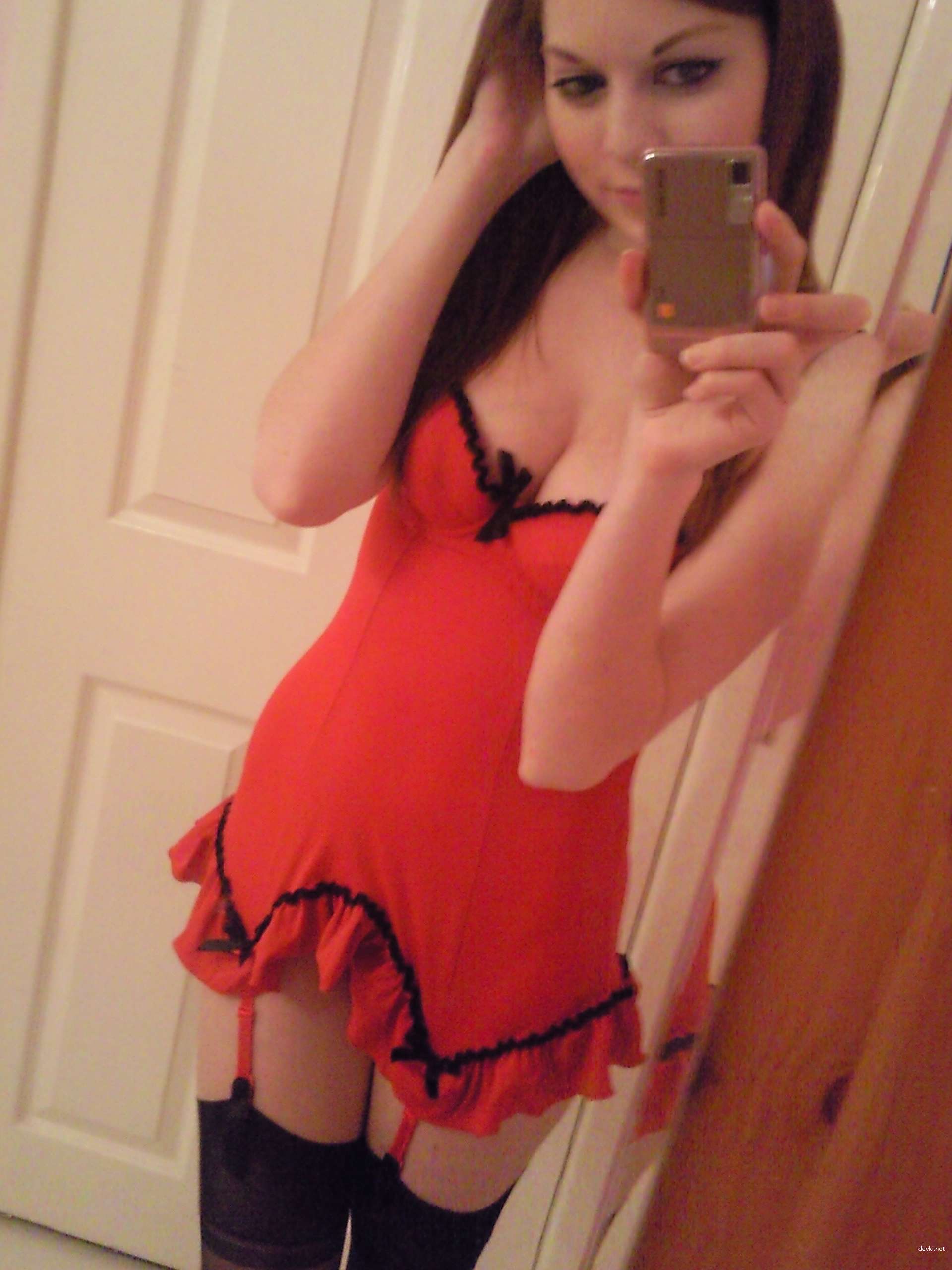 Sultry Selfie: Hot Girl Takes Naughty Photos of Herself
