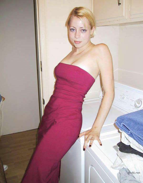 Amateur Girl Undressing at Home - Explicit Homemade Photos